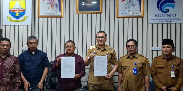 Juru Bicara Pemerintah Provinsi Jambi sekaligus Kadis Kominfo Provinsi Jambi, Ariansyah, memberikan keterangan pers terkait klarifikasi isu dugaan permintaan uang kelulusan pegawai yang mencatut nama Al Haris. (Dok: Rudi)