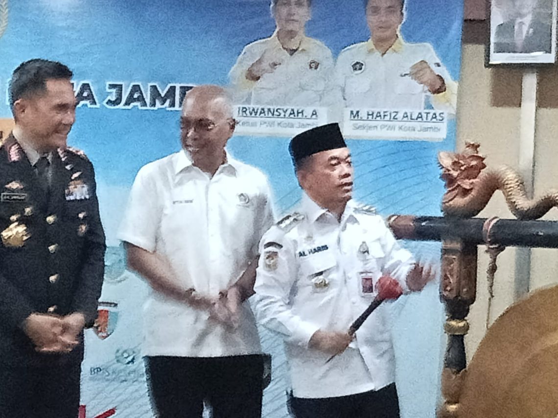 Gubernur Jambi Al Haris resmi membuka Uji Kompetensi Wartawan (UKW) di Hotel Abadi Suite, Kota Jambi, Rabu (20/5/2026). (Dok: Arwani)