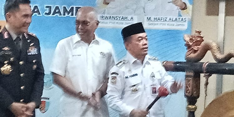 Gubernur Jambi Al Haris resmi membuka Uji Kompetensi Wartawan (UKW) di Hotel Abadi Suite, Kota Jambi, Rabu (20/5/2026). (Dok: Arwani)