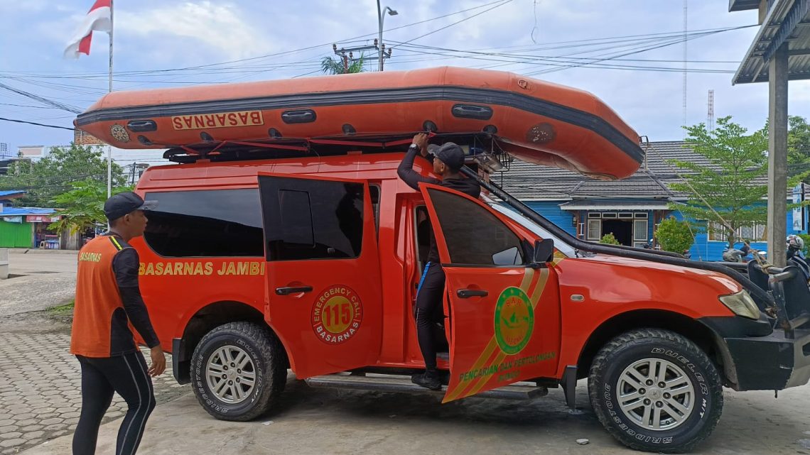 Tim SAR gabungan bersiap melakukan pencarian terhadap dua pekerja pengelasan yang hilang usai jembatan dermaga Sungai Limau ambruk di Kecamatan Senyerang, Kabupaten Tanjung Jabung Barat, Rabu (20/5/2026). (Rahmat)