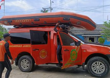Tim SAR gabungan bersiap melakukan pencarian terhadap dua pekerja pengelasan yang hilang usai jembatan dermaga Sungai Limau ambruk di Kecamatan Senyerang, Kabupaten Tanjung Jabung Barat, Rabu (20/5/2026). (Rahmat)