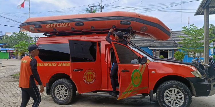 Tim SAR gabungan bersiap melakukan pencarian terhadap dua pekerja pengelasan yang hilang usai jembatan dermaga Sungai Limau ambruk di Kecamatan Senyerang, Kabupaten Tanjung Jabung Barat, Rabu (20/5/2026). (Rahmat)