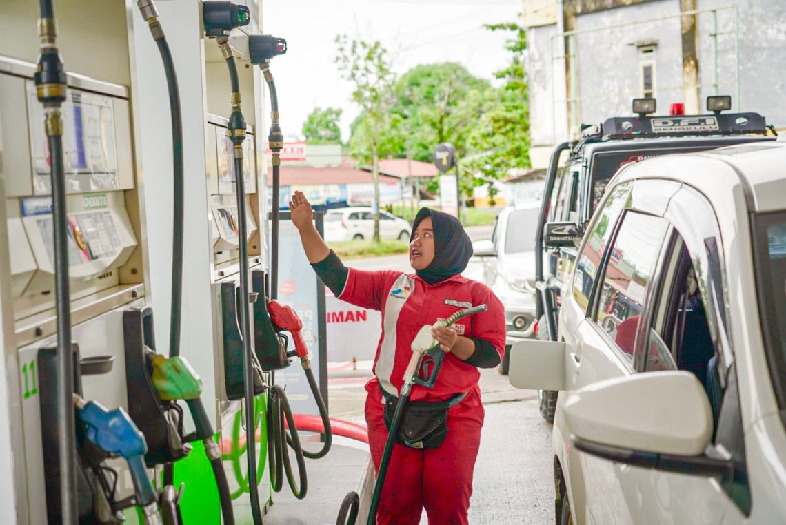 Petugas saat melakukan pengisian BBM pada kendaraan di salah satu SPBU Jambi. (Dok: Redaksi)