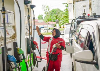 Petugas saat melakukan pengisian BBM pada kendaraan di salah satu SPBU Jambi. (Dok: Redaksi)