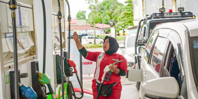 Petugas saat melakukan pengisian BBM pada kendaraan di salah satu SPBU Jambi. (Dok: Redaksi)
