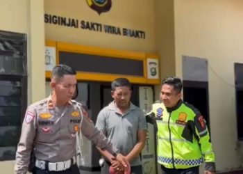 Petugas Satlantas Polresta Jambi melakukan olah TKP kecelakaan maut yang melibatkan sepeda motor dan truk di kawasan Terminal Alam Barajo, Kota Jambi, Rabu (20/5/2026). (Dok: Alpin)