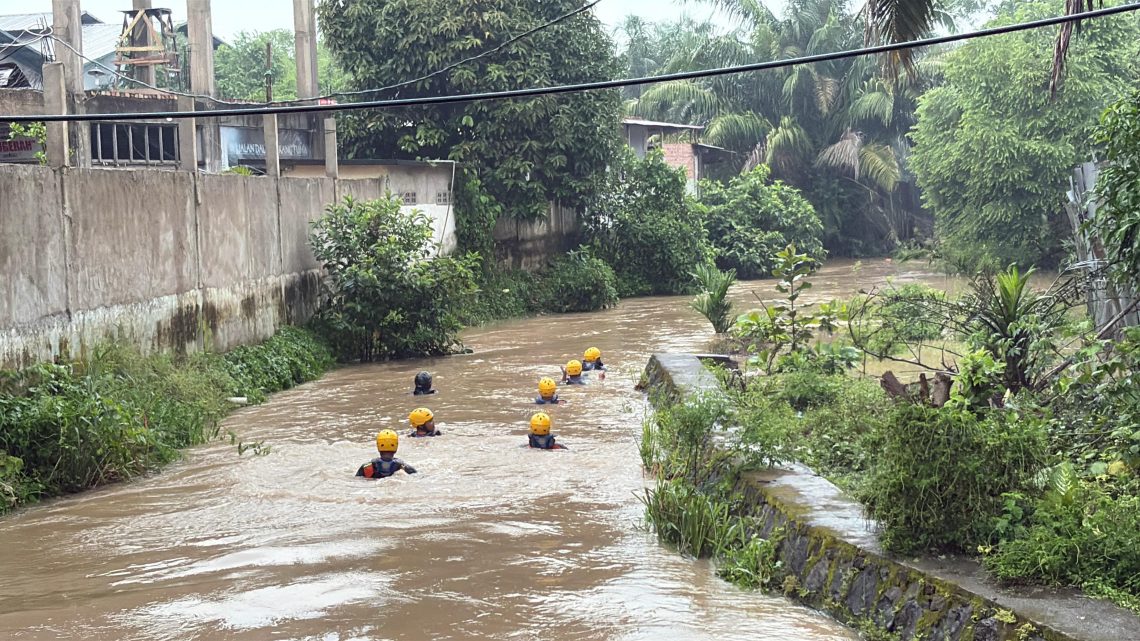 Tim Rescue Basarnas Jambi bersama SAR gabungan melakukan pencarian terhadap Rafa (7), bocah yang dilaporkan hanyut terseret arus parit saat bermain hujan di kawasan Paal Merah, Kota Jambi, Rabu (20/5/2026). (Dok:Rahmat)