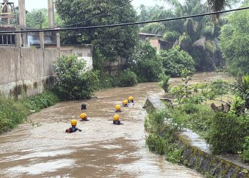 Tim Rescue Basarnas Jambi bersama SAR gabungan melakukan pencarian terhadap Rafa (7), bocah yang dilaporkan hanyut terseret arus parit saat bermain hujan di kawasan Paal Merah, Kota Jambi, Rabu (20/5/2026). (Dok:Rahmat)