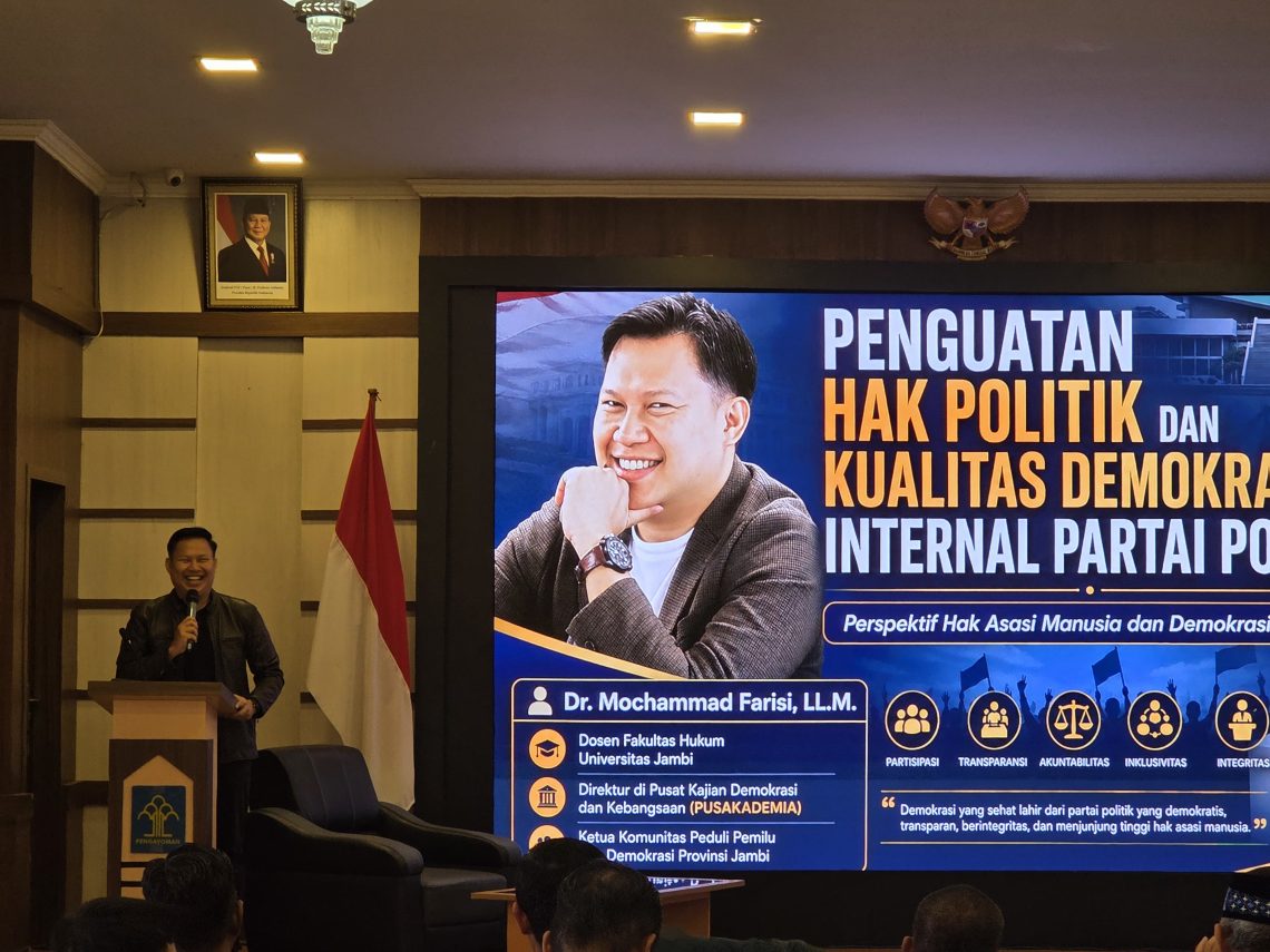 Akademisi Universitas Jambi, Dr. Mochammad Farisi, saat memaparkan materi tentang demokrasi dan hak politik dalam kegiatan Penguatan Kapasitas HAM yang digelar Kanwil KemenHAM Provinsi Jambi. (Dok: Redaksi)