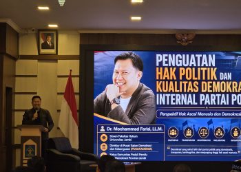 Akademisi Universitas Jambi, Dr. Mochammad Farisi, saat memaparkan materi tentang demokrasi dan hak politik dalam kegiatan Penguatan Kapasitas HAM yang digelar Kanwil KemenHAM Provinsi Jambi. (Dok: Redaksi)