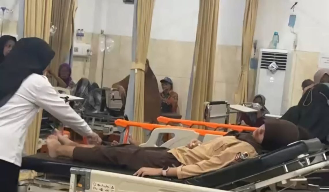 Petugas medis menangani sejumlah siswa SMKN 1 Kota Jambi yang mengalami mual dan muntah usai mengonsumsi makanan pada Rabu (20/5/2026). (Dok: Redaksi)