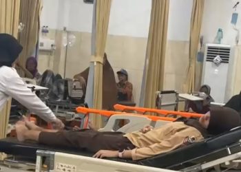 Petugas medis menangani sejumlah siswa SMKN 1 Kota Jambi yang mengalami mual dan muntah usai mengonsumsi makanan pada Rabu (20/5/2026). (Dok: Redaksi)