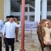 Gubernur Jambi Al Haris menyerahkan secara simbolis sapi kurban bantuan Presiden RI Prabowo Subianto di Masjid Tsamaratul Insan Islamic Center, Selasa (26/5/2026). (Dok: Rudi)