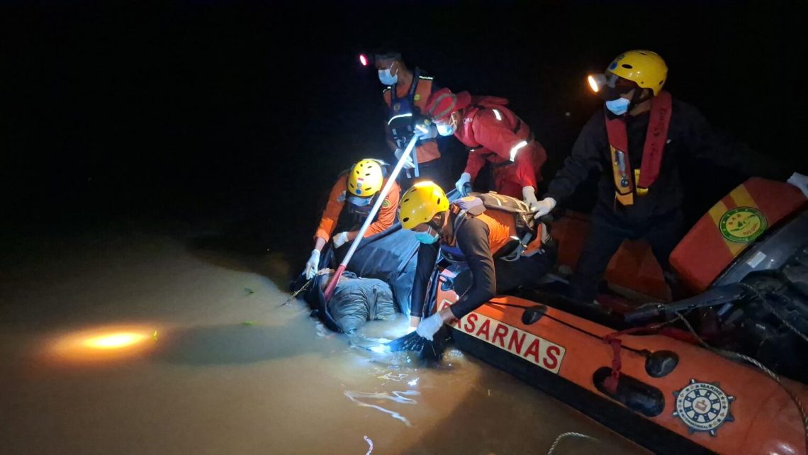 Tim SAR gabungan mengevakuasi jasad Iyan (35), korban jembatan ambruk di Desa Sungai Landak, Kecamatan Senyerang. (Dok: Humas Basarnas Jambi)