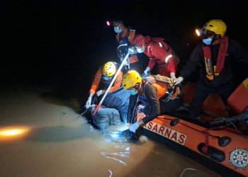 Tim SAR gabungan mengevakuasi jasad Iyan (35), korban jembatan ambruk di Desa Sungai Landak, Kecamatan Senyerang. (Dok: Humas Basarnas Jambi)