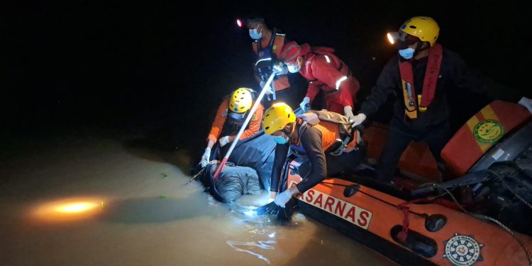 Tim SAR gabungan mengevakuasi jasad Iyan (35), korban jembatan ambruk di Desa Sungai Landak, Kecamatan Senyerang. (Dok: Humas Basarnas Jambi)