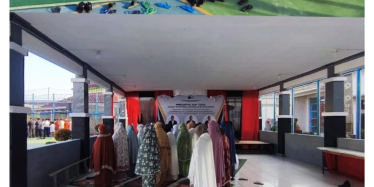 Petugas dan warga binaan Lapas Kelas IIB Sarolangun bersama-sama melaksanakan penyembelihan hewan kurban pada Hari Raya Iduladha 1447 H. (Dok: Humas Lapas Sarolangun)