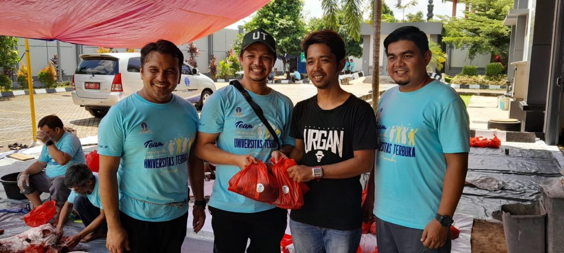 Direktur dan pegawai Universitas Terbuka Jambi melaksanakan kurban perdana bersama pada Idul Adha 1447 H dengan menyembelih tiga ekor sapi dan satu ekor kambing. (Dok: Rahmat)