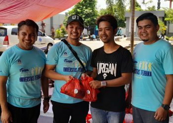 Direktur dan pegawai Universitas Terbuka Jambi melaksanakan kurban perdana bersama pada Idul Adha 1447 H dengan menyembelih tiga ekor sapi dan satu ekor kambing. (Dok: Rahmat)