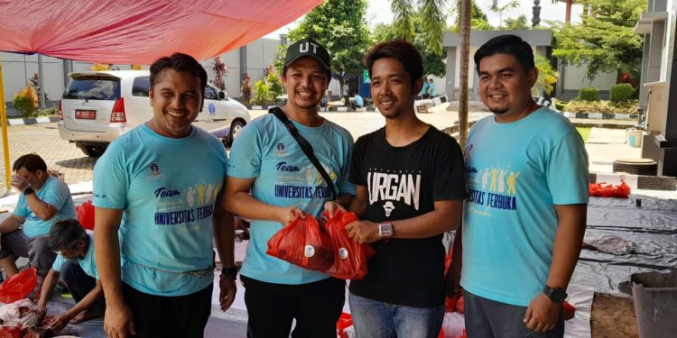Direktur dan pegawai Universitas Terbuka Jambi melaksanakan kurban perdana bersama pada Idul Adha 1447 H dengan menyembelih tiga ekor sapi dan satu ekor kambing. (Dok: Rahmat)