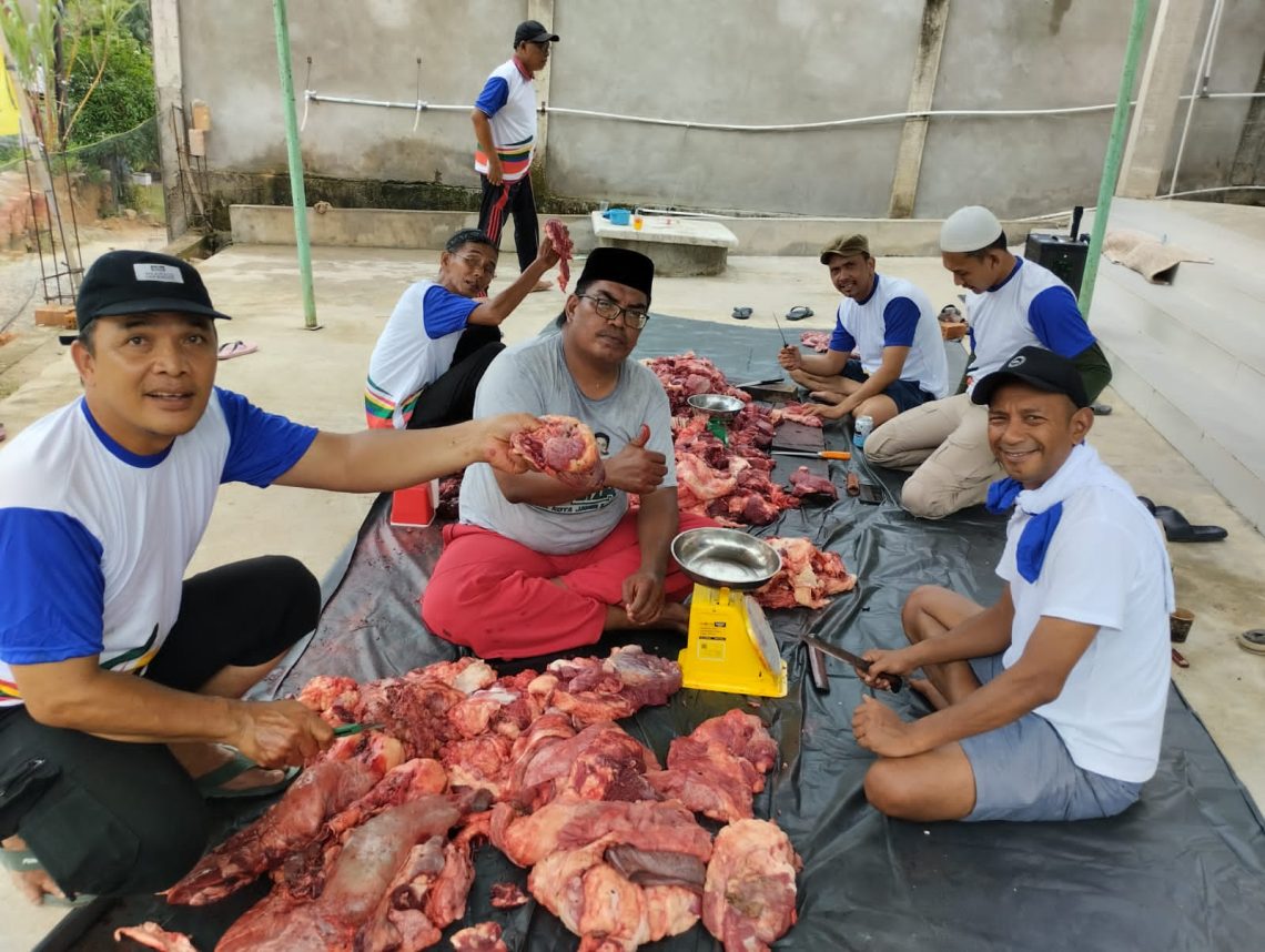 Pelaksanaan penyembelihan hewan kurban perdana di Masjid Al Mughni RT 21 Simpang Rimbo, Kota Jambi. (Dok: Rahmat)