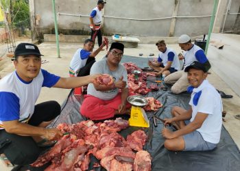 Pelaksanaan penyembelihan hewan kurban perdana di Masjid Al Mughni RT 21 Simpang Rimbo, Kota Jambi. (Dok: Rahmat)