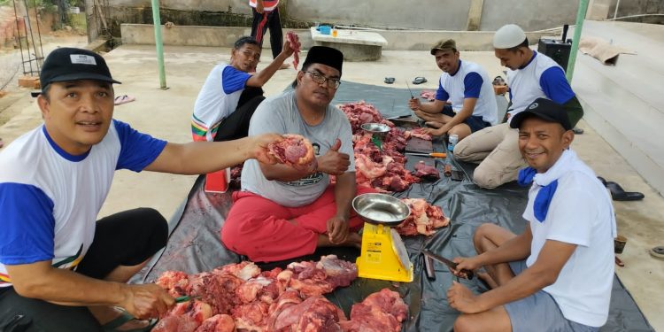 Pelaksanaan penyembelihan hewan kurban perdana di Masjid Al Mughni RT 21 Simpang Rimbo, Kota Jambi. (Dok: Rahmat)