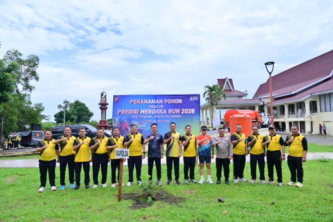 Kapolda Jambi Irjen Pol. Krisno H. Siregar bersama jajaran Polda Jambi melakukan penanaman pohon di kawasan MTQ Kota Jambi dalam rangka Road to Presisi Merdeka Run 2026, Jumat (29/5/2026). (Dok: Alpin)