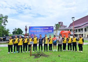 Kapolda Jambi Irjen Pol. Krisno H. Siregar bersama jajaran Polda Jambi melakukan penanaman pohon di kawasan MTQ Kota Jambi dalam rangka Road to Presisi Merdeka Run 2026, Jumat (29/5/2026). (Dok: Alpin)