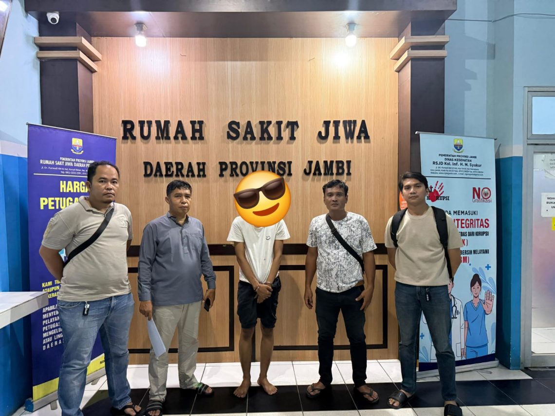 Polisi mengamankan terduga pelaku yang merupakan anak kandung korban dan saat ini menjalani observasi kejiwaan di RS Jiwa Provinsi Jambi. (Dok: Humas Polsek Jambi Timur)