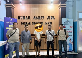Polisi mengamankan terduga pelaku yang merupakan anak kandung korban dan saat ini menjalani observasi kejiwaan di RS Jiwa Provinsi Jambi. (Dok: Humas Polsek Jambi Timur)