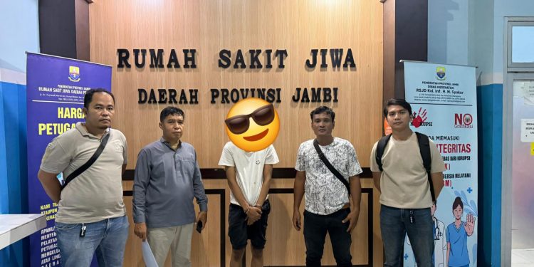 Polisi mengamankan terduga pelaku yang merupakan anak kandung korban dan saat ini menjalani observasi kejiwaan di RS Jiwa Provinsi Jambi. (Dok: Humas Polsek Jambi Timur)