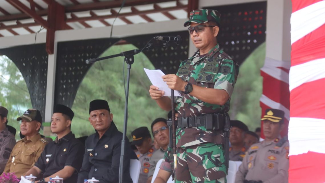 Danrem 042/Gapu Brigjen TNI Nyamin secara resmi membuka Karya Bakti Skala Besar TNI AD Tahun 2026 di Lapangan Gunung Kembang, Kabupaten Sarolangun, Jumat (29/5/2026). (Dok: Rahmat)