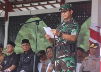 Danrem 042/Gapu Brigjen TNI Nyamin secara resmi membuka Karya Bakti Skala Besar TNI AD Tahun 2026 di Lapangan Gunung Kembang, Kabupaten Sarolangun, Jumat (29/5/2026). (Dok: Rahmat)