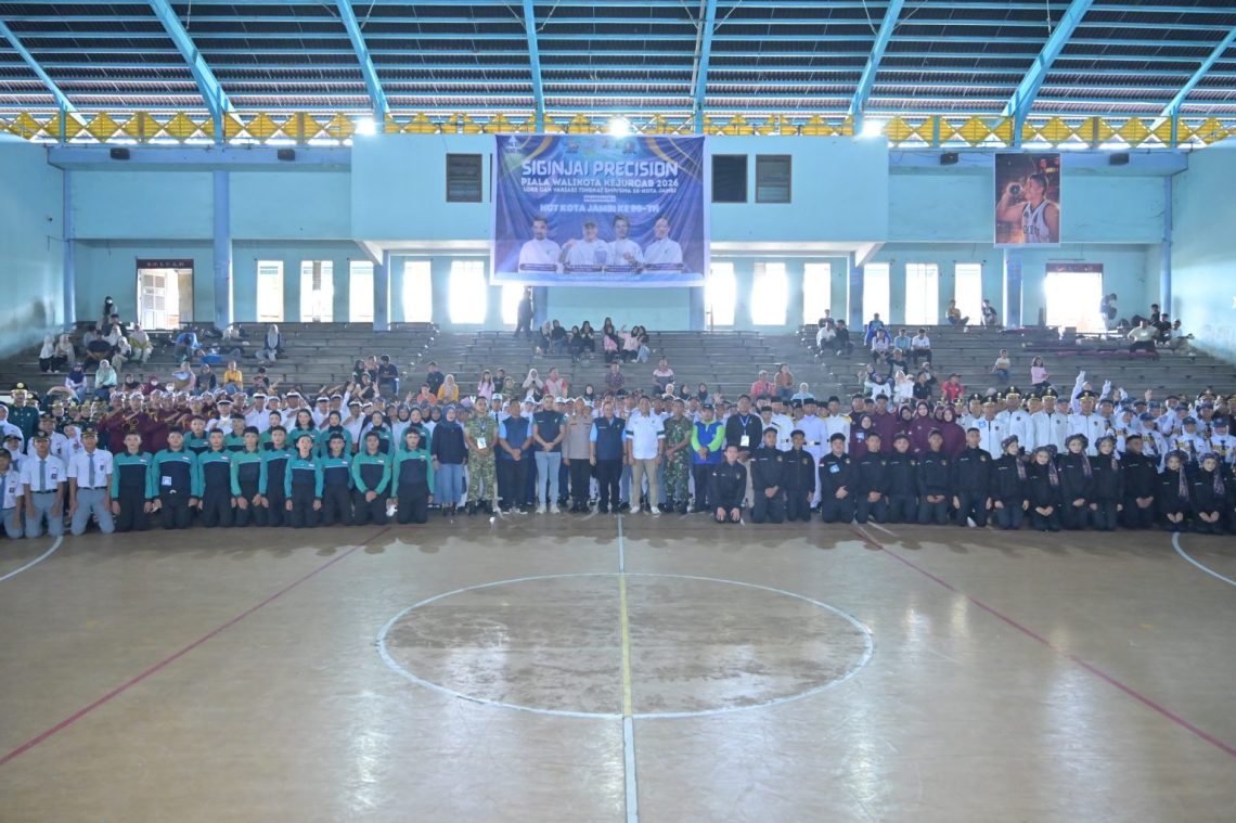 Wali Kota Jambi Maulana membuka secara resmi Siginjai Precision Piala Wali Kota Jambi Lomba Olahraga Baris Berbaris (LOBB) dan Variasi Tingkat SMP dan SMA se-Kota Jambi di GOR Kota Baru, Sabtu (30/5/2026). (Dok: Rahmat)