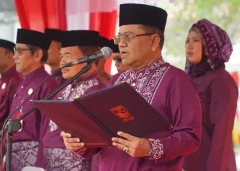 Wali Kota Jambi Maulana memimpin upacara peringatan HUT ke-80 Pemerintah Kota Jambi dan Hari Jadi Tanah Pilih Pusako Batuah ke-625 di lapangan Kantor Wali Kota Jambi, Senin (18/5/2026). (Dok: Rahmat)