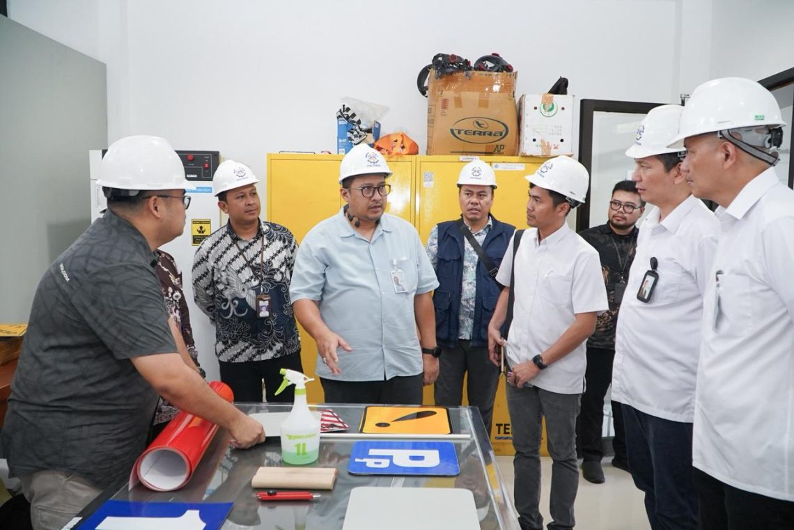 Jajaran Jasa Raharja bersama pimpinan Politeknik Transportasi Darat Bali meninjau fasilitas uji keselamatan kendaraan di kampus Poltrada Bali, Tabanan, Jumat (24/4/2026). (Dok: Humas Jasa Raharja)