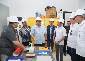 Jajaran Jasa Raharja bersama pimpinan Politeknik Transportasi Darat Bali meninjau fasilitas uji keselamatan kendaraan di kampus Poltrada Bali, Tabanan, Jumat (24/4/2026). (Dok: Humas Jasa Raharja)