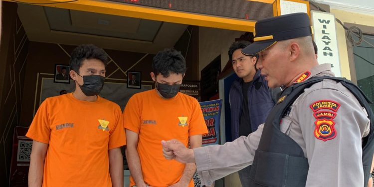 Dua pelaku pencurian sepeda motor diamankan di Mapolsek Jambi Selatan, Kamis (30/4/2026). (Dok: Alpin)