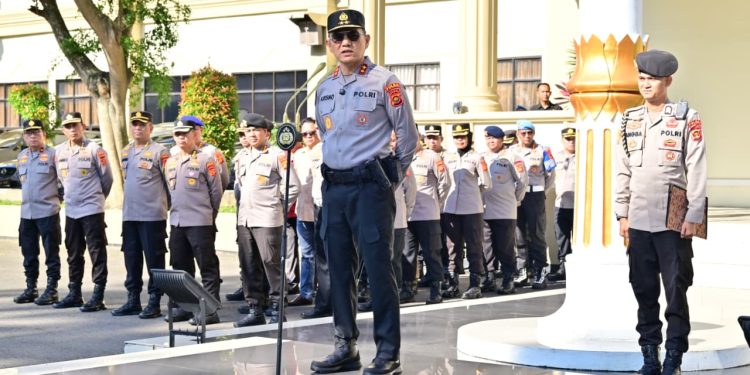 Kapolda Jambi Irjen Pol Krisno H. Siregar memimpin Apel Siaga pengamanan May Day 2026 di Mapolda Jambi, Jumat (1/5/2026). (Dok: Alpin)