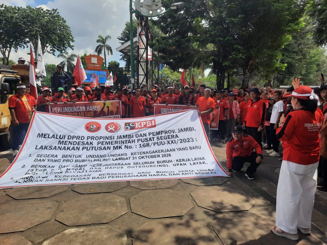 buruh melakukan long march dari Tugu Keris Siginjai menuju Lapangan Eks MTQ di Kota Jambi, Jumat (1/5/2026). (Dok: Rahmat)
