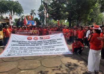 buruh melakukan long march dari Tugu Keris Siginjai menuju Lapangan Eks MTQ di Kota Jambi, Jumat (1/5/2026). (Dok: Rahmat)