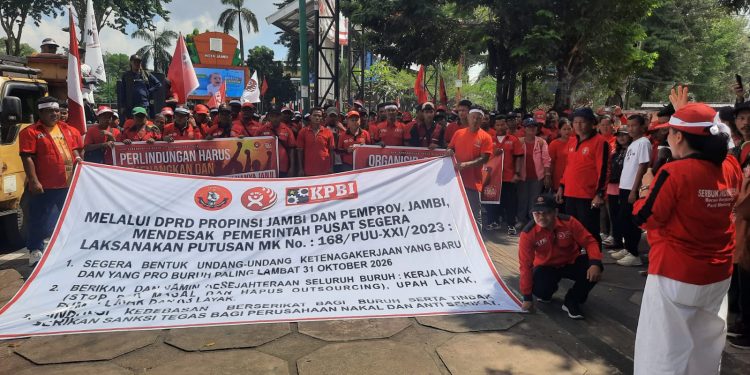buruh melakukan long march dari Tugu Keris Siginjai menuju Lapangan Eks MTQ di Kota Jambi, Jumat (1/5/2026). (Dok: Rahmat)