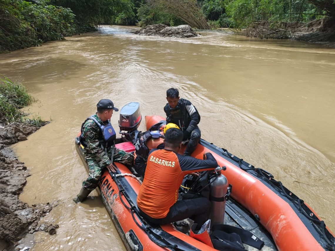 Tim SAR gabungan melakukan penyisiran di aliran Sungai Batang Mesumai, Merangin, dalam upaya mencari warga yang dilaporkan hilang, Sabtu (2/5/2026). (DOk: Rudi)
