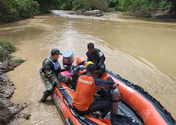 Tim SAR gabungan melakukan penyisiran di aliran Sungai Batang Mesumai, Merangin, dalam upaya mencari warga yang dilaporkan hilang, Sabtu (2/5/2026). (DOk: Rudi)