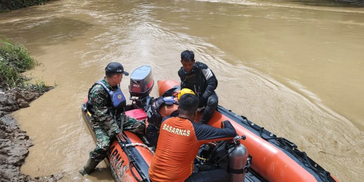 Tim SAR gabungan melakukan penyisiran di aliran Sungai Batang Mesumai, Merangin, dalam upaya mencari warga yang dilaporkan hilang, Sabtu (2/5/2026). (DOk: Rudi)
