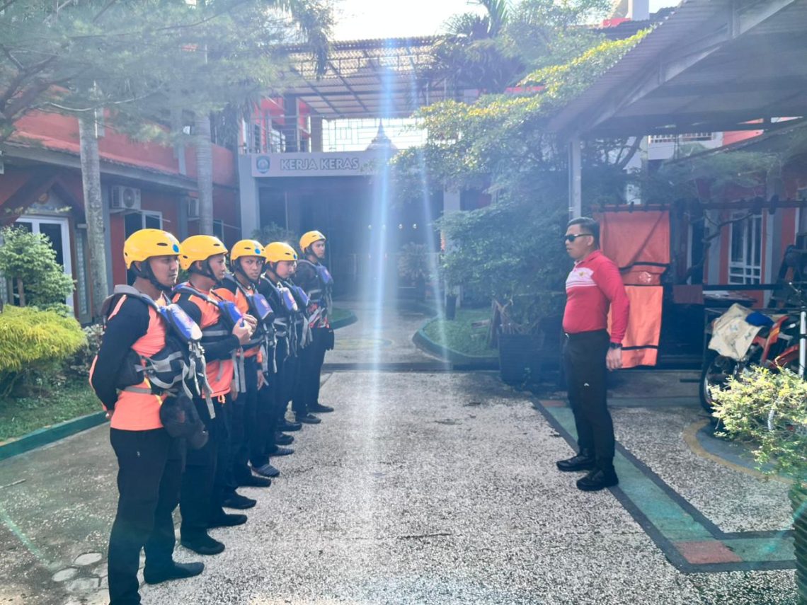 Tim SAR Jambi bersiap melakukan pencarian terhadap remaja yang tenggelam di Sungai Batanghari, wilayah Tebo Tengah, Sabtu (2/5/2026). (DOk: Rudi)