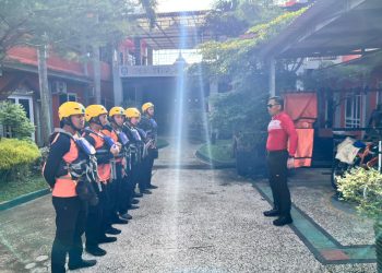 Tim SAR Jambi bersiap melakukan pencarian terhadap remaja yang tenggelam di Sungai Batanghari, wilayah Tebo Tengah, Sabtu (2/5/2026). (DOk: Rudi)