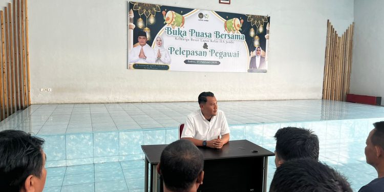 Kepala Kesatuan Pengamanan Lapas (Ka KPLP), Riko Hamdan saat melakukan pengawasan dan pemeriksaan internal sebagai upaya mencegah masuknya barang terlarang, menyusul isu dugaan keterlibatan narapidana dalam jaringan peredaran narkotika, Minggu (3/5/2026). (Dok: alpin)