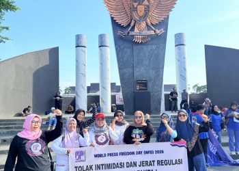 Sejumlah jurnalis yang tergabung dalam Forum Jurnalis Perempuan Indonesia (FJPI) Jambi menggelar orasi damai memperingati Hari Kebebasan Pers Sedunia di Lapangan Gubernur Jambi, Minggu (3/5/2026). (Dok: Rudi)